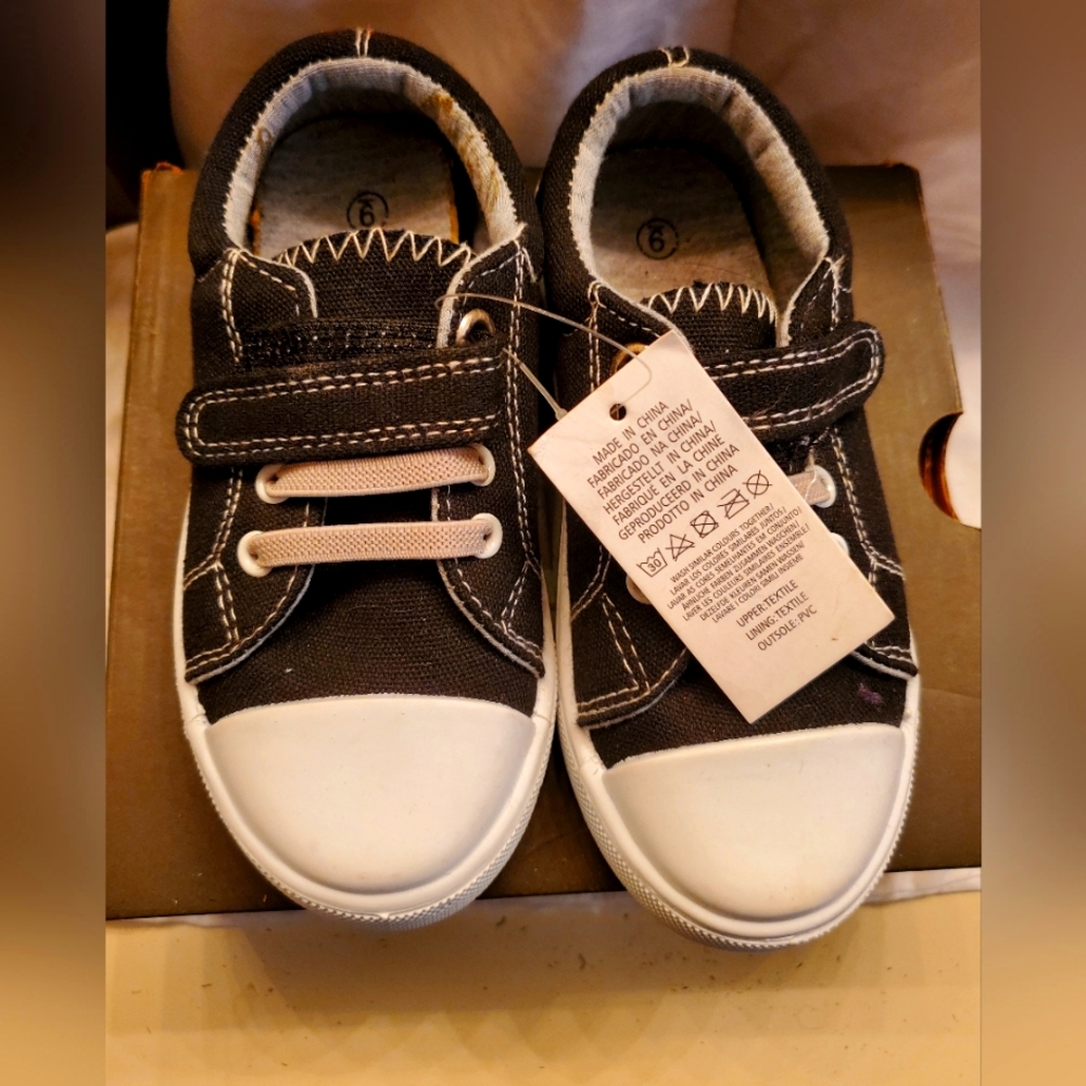 Toddler black and white sneakers